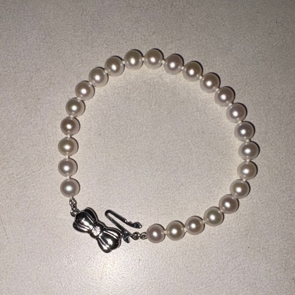 Elegant Pearl Bracelet - Picture 3 of 6